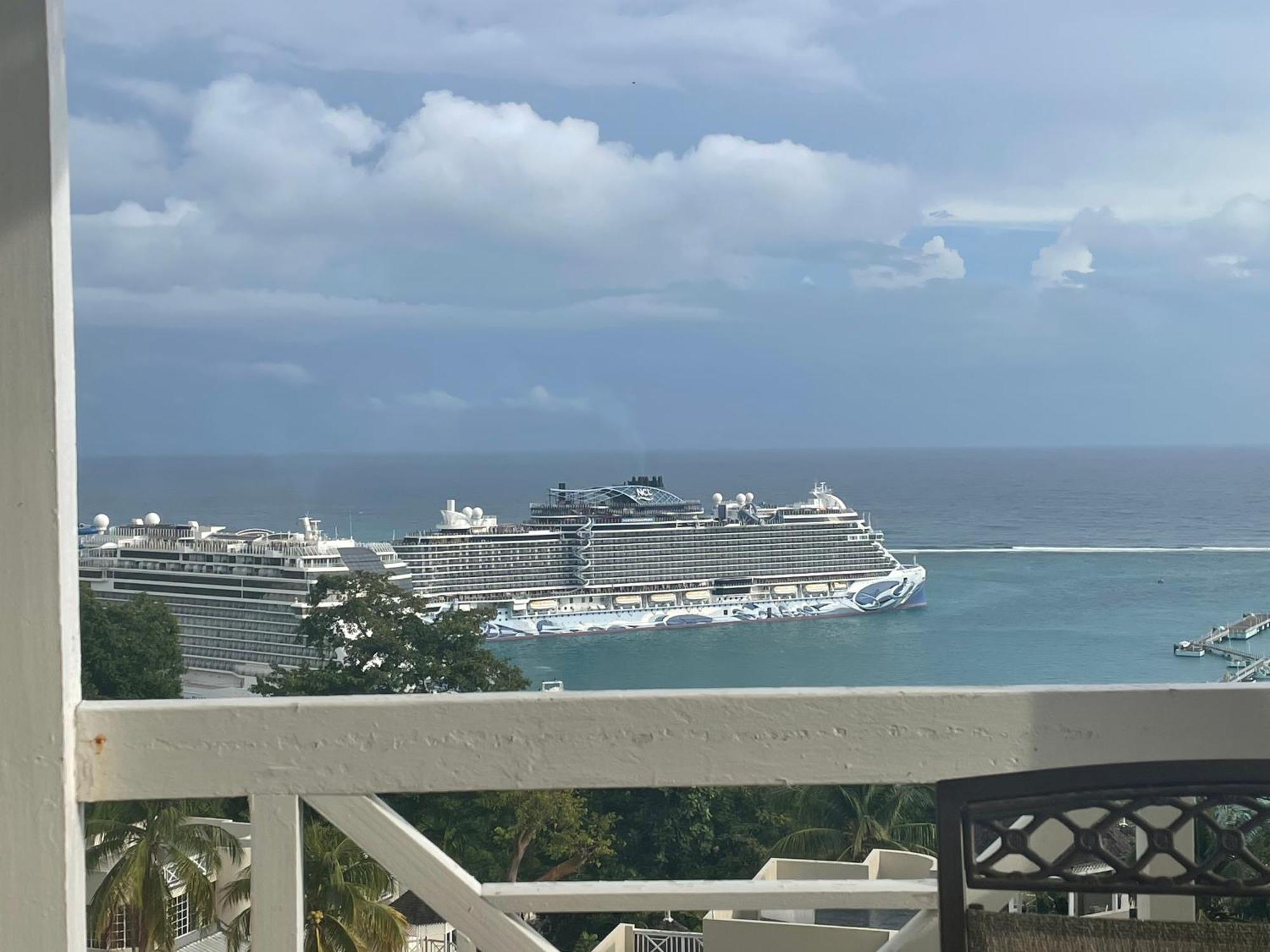 Oceanbreeze Jamaica Penthouse, 7-Minute Walk To Beach Ocho Rios Eksteriør bilde