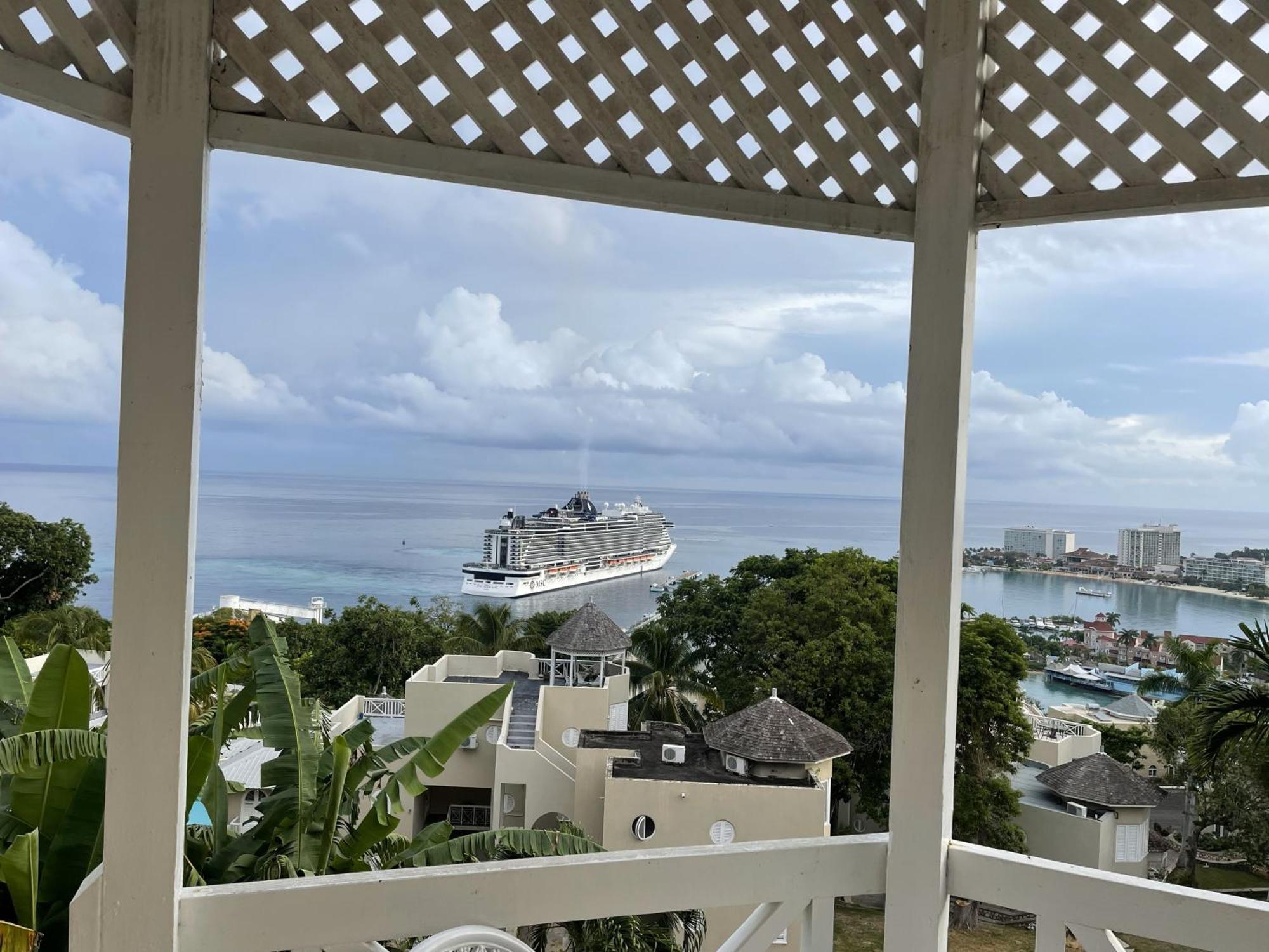 Oceanbreeze Jamaica Penthouse, 7-Minute Walk To Beach Ocho Rios Eksteriør bilde