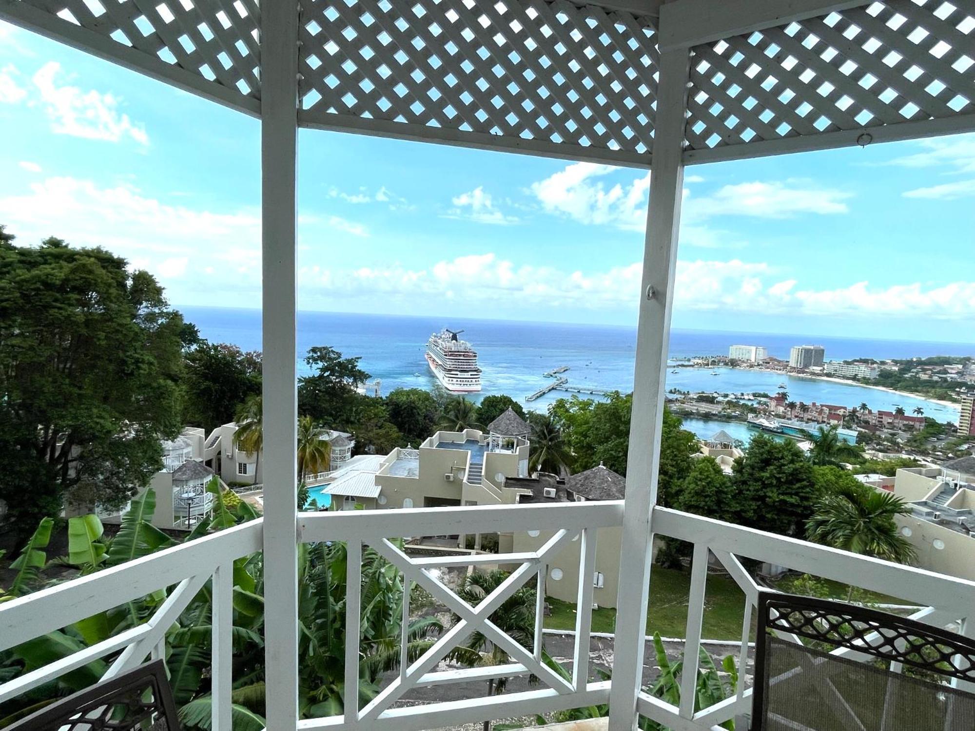 Oceanbreeze Jamaica Penthouse, 7-Minute Walk To Beach Ocho Rios Eksteriør bilde