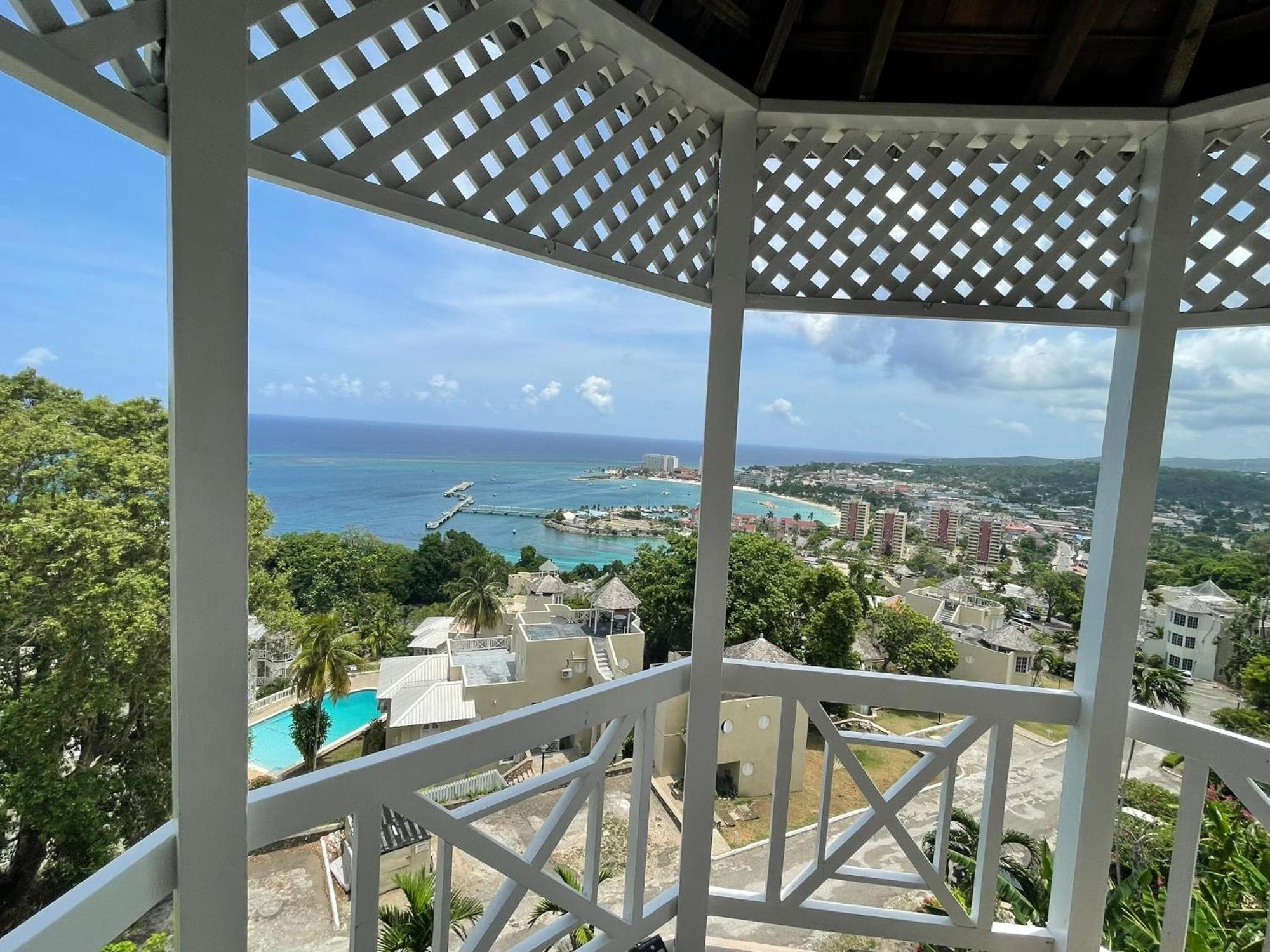 Oceanbreeze Jamaica Penthouse, 7-Minute Walk To Beach Ocho Rios Eksteriør bilde