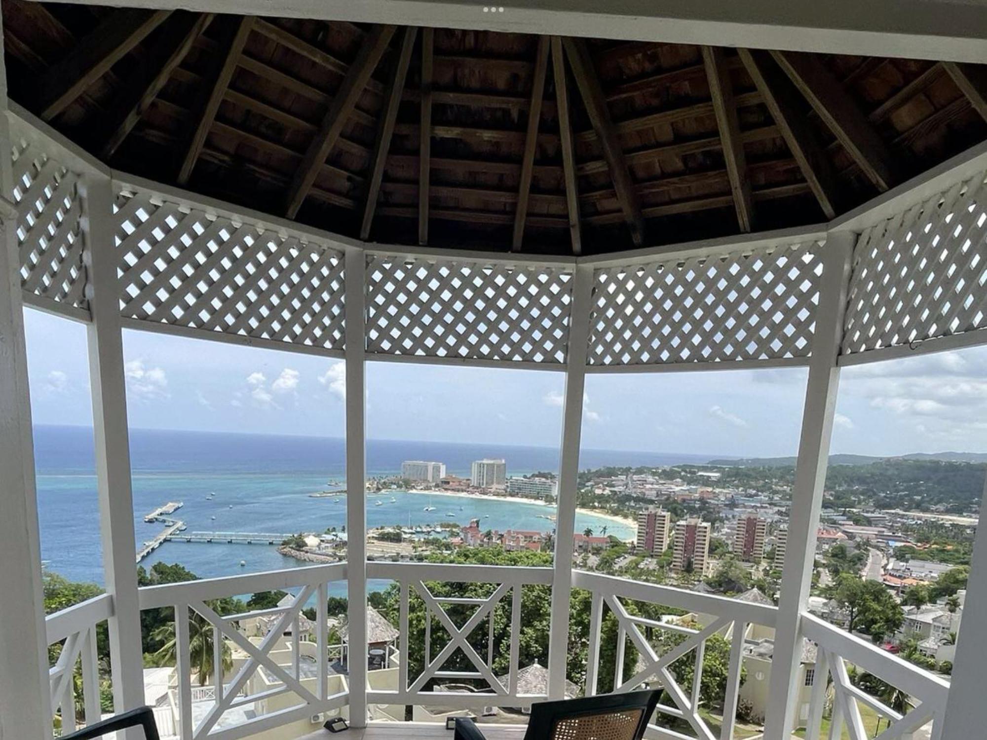 Oceanbreeze Jamaica Penthouse, 7-Minute Walk To Beach Ocho Rios Eksteriør bilde