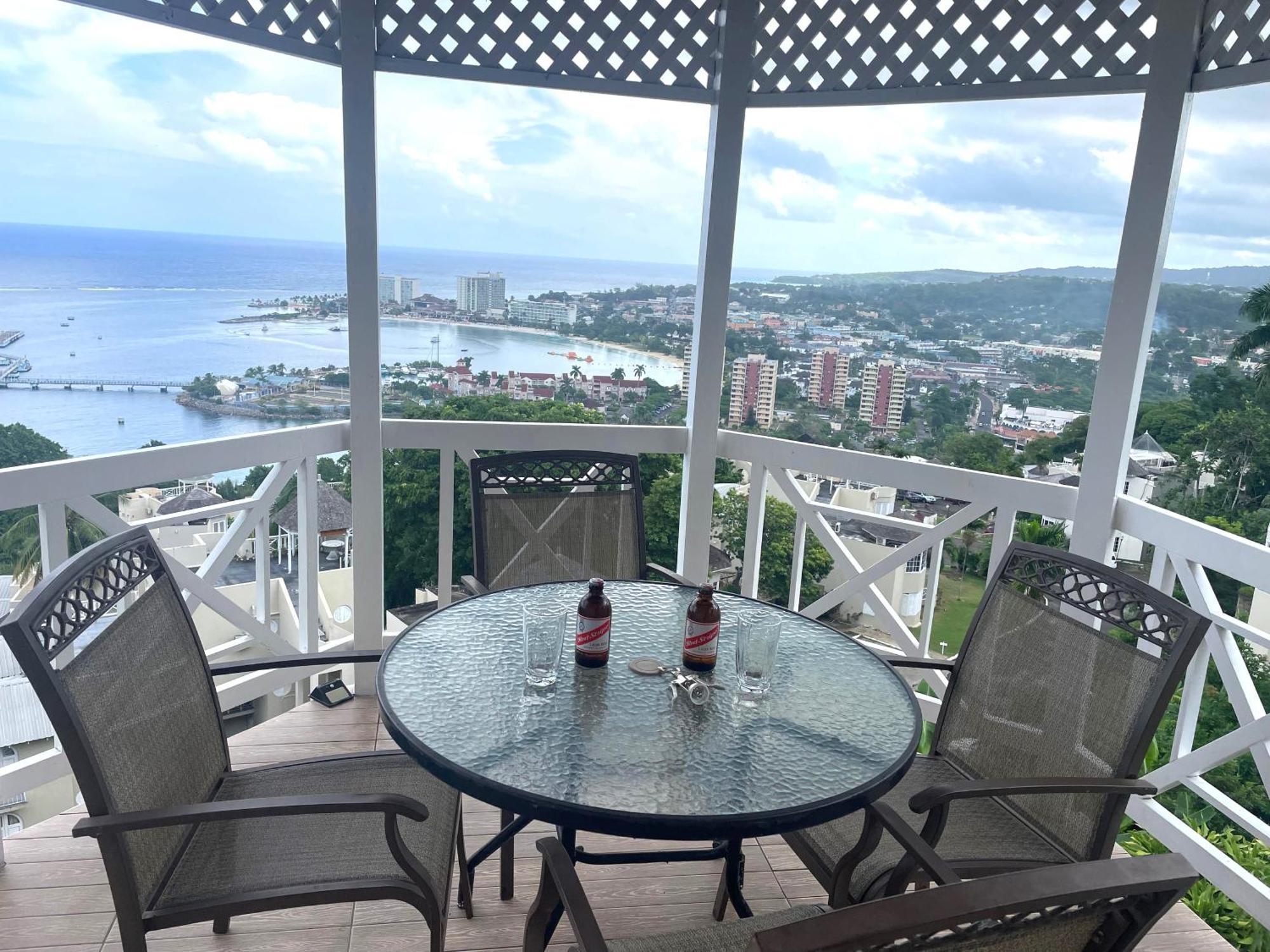 Oceanbreeze Jamaica Penthouse, 7-Minute Walk To Beach Ocho Rios Eksteriør bilde
