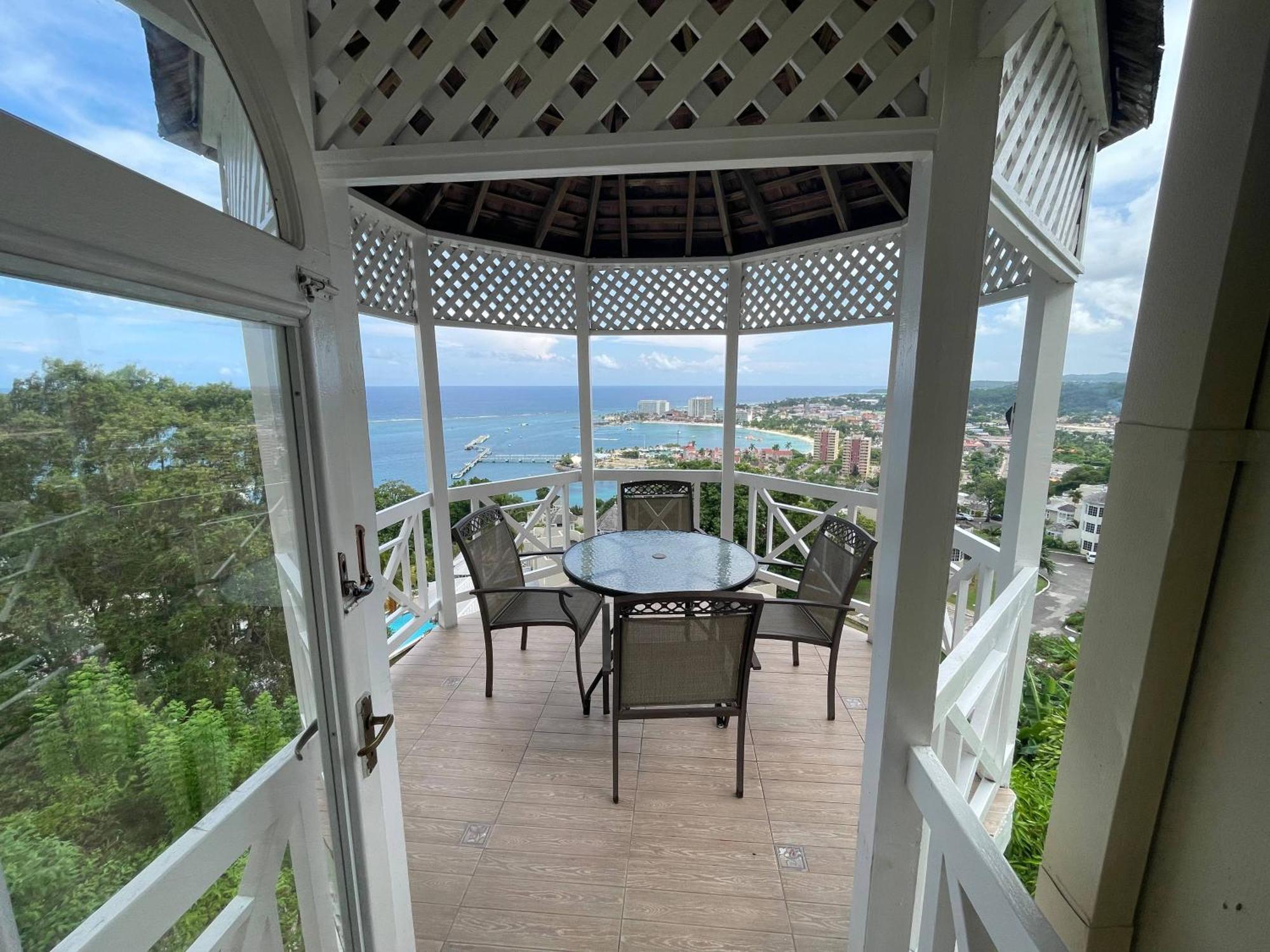 Oceanbreeze Jamaica Penthouse, 7-Minute Walk To Beach Ocho Rios Eksteriør bilde