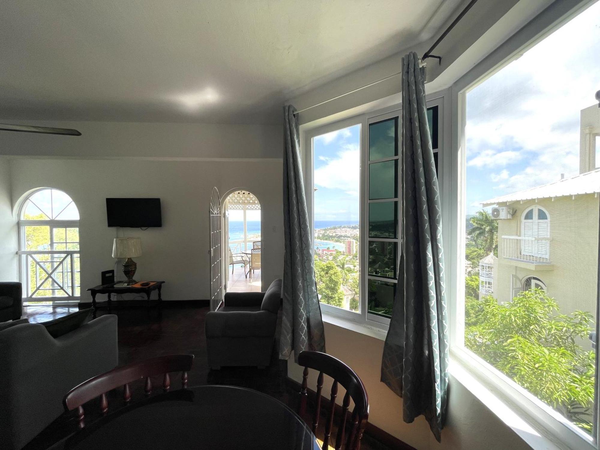 Oceanbreeze Jamaica Penthouse, 7-Minute Walk To Beach Ocho Rios Eksteriør bilde