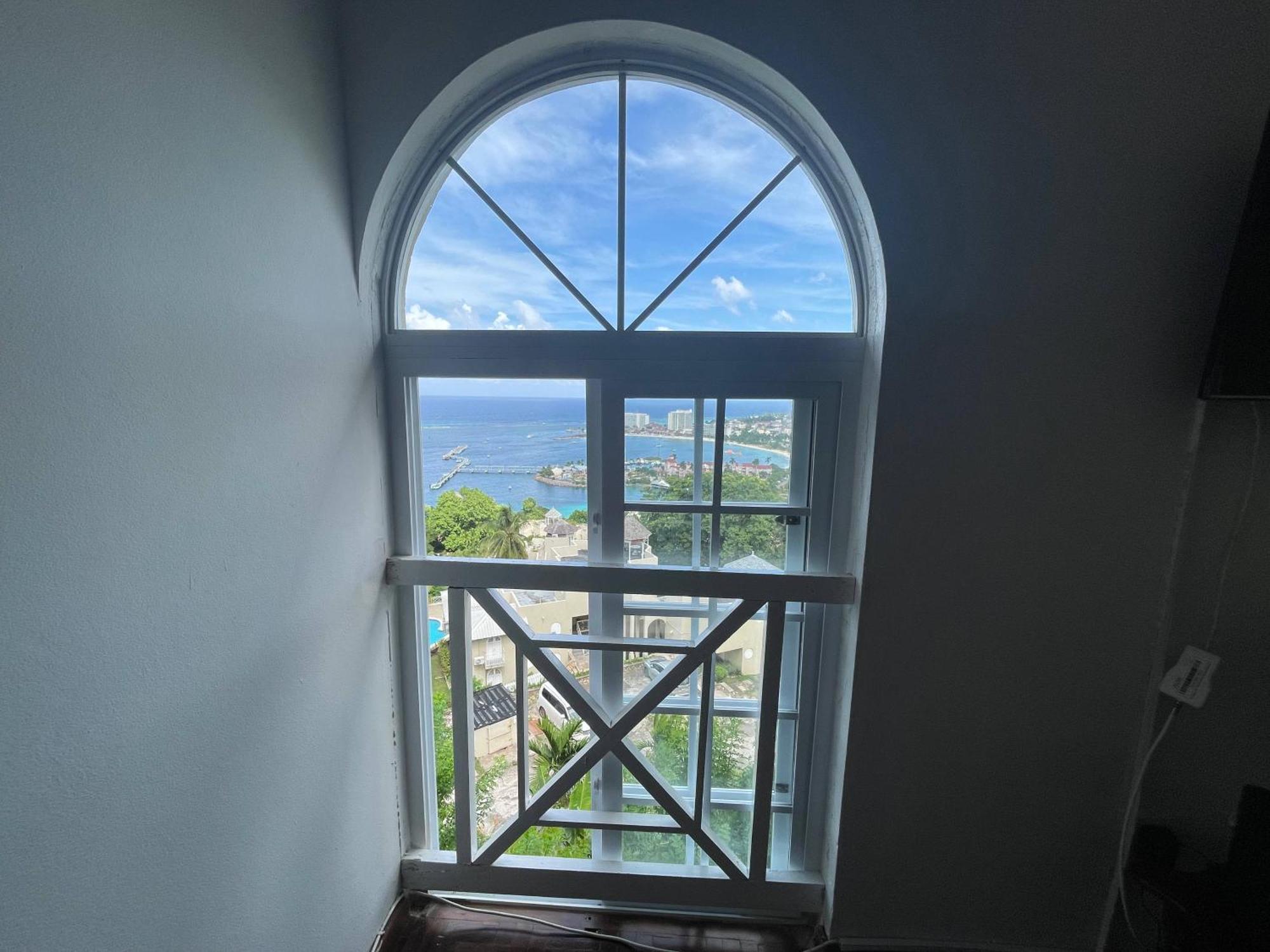 Oceanbreeze Jamaica Penthouse, 7-Minute Walk To Beach Ocho Rios Eksteriør bilde