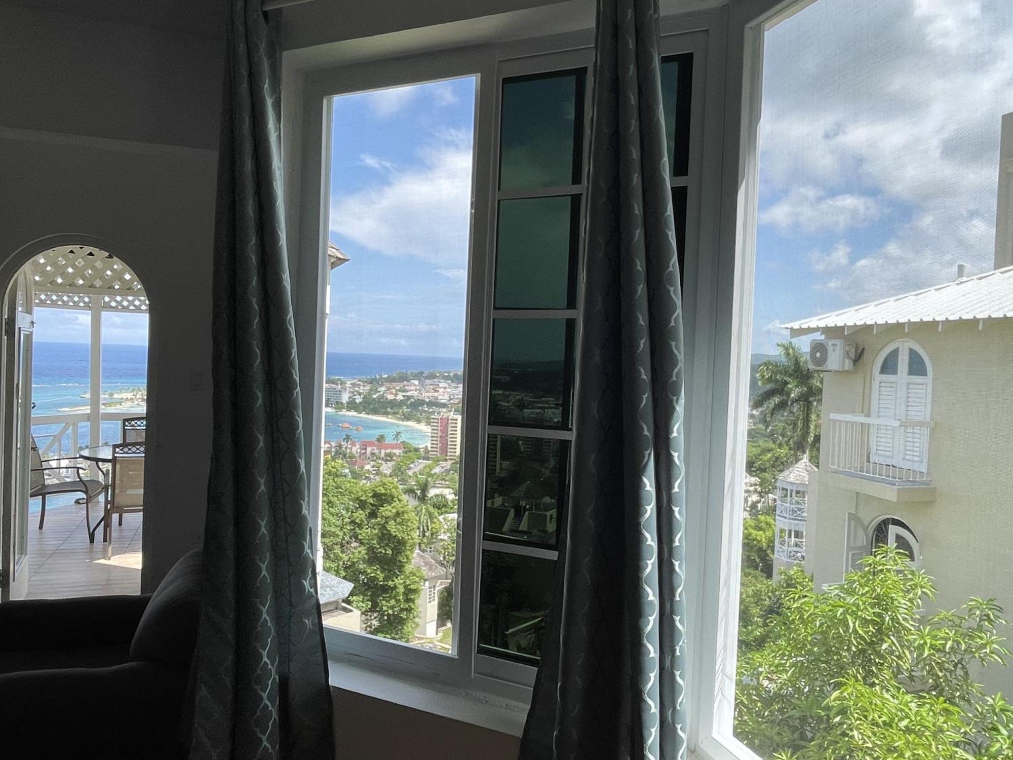 Oceanbreeze Jamaica Penthouse, 7-Minute Walk To Beach Ocho Rios Eksteriør bilde