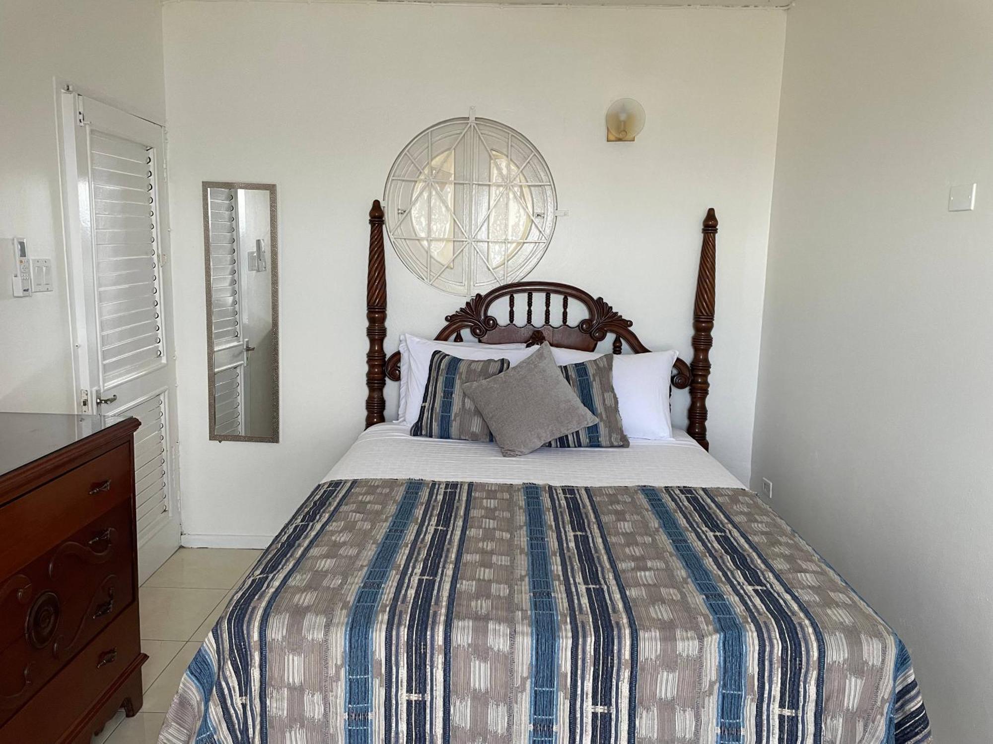 Oceanbreeze Jamaica Penthouse, 7-Minute Walk To Beach Ocho Rios Eksteriør bilde