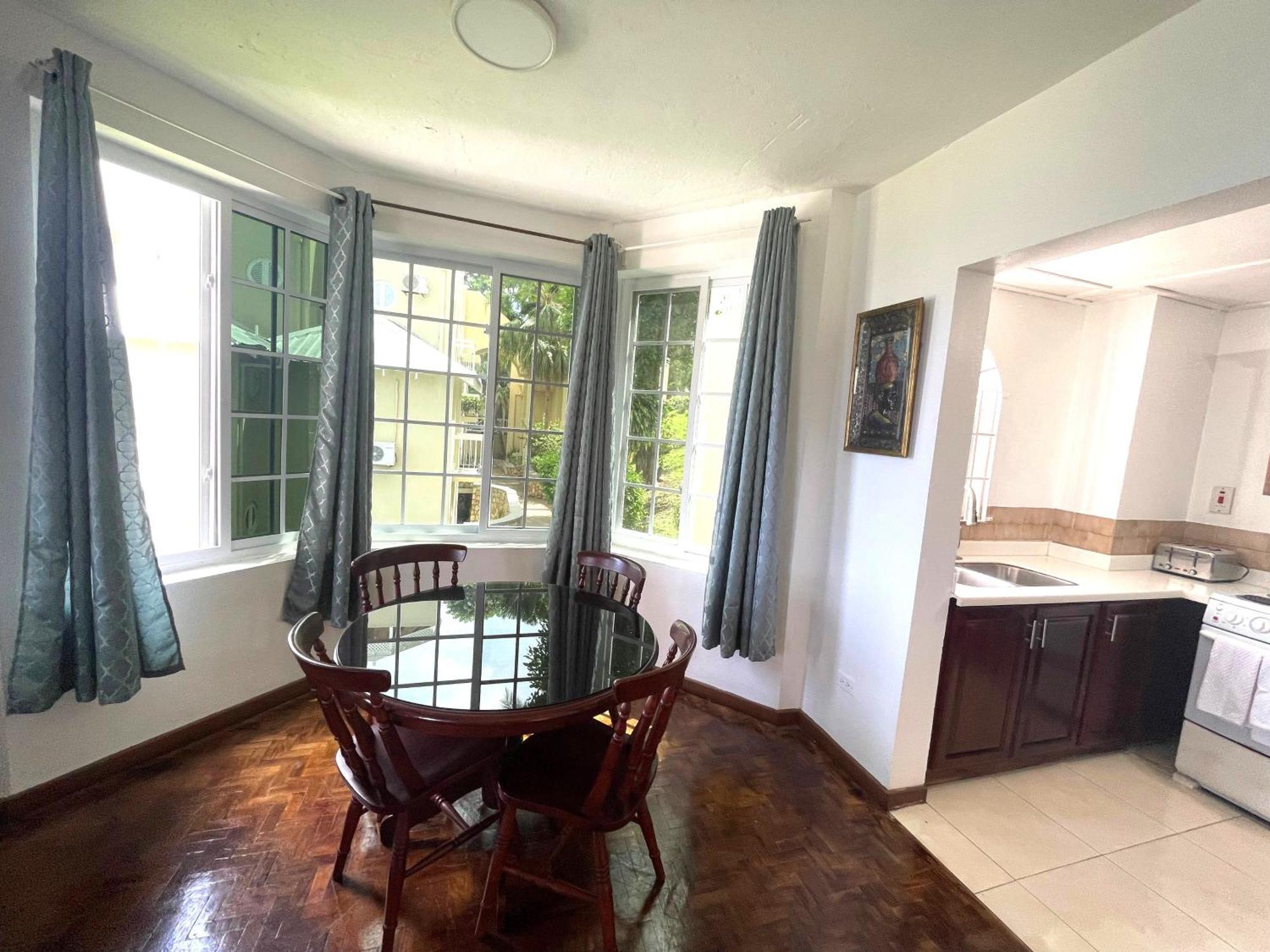 Oceanbreeze Jamaica Penthouse, 7-Minute Walk To Beach Ocho Rios Eksteriør bilde
